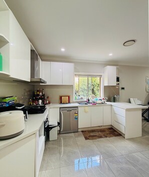 Private kitchen - Cozy Twins Room with 2 Comfortable Single Beds (Revesby)