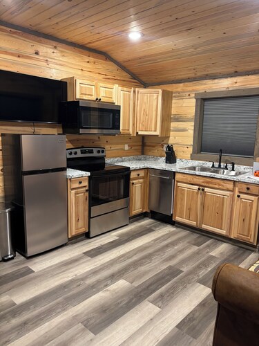 Cozy 1-bedroom cabin located 6 miles from Kalispell Montana.