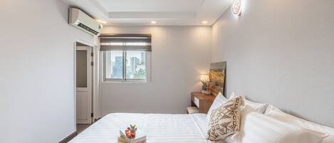 Tabla de planchar con plancha, wifi y ropa de cama