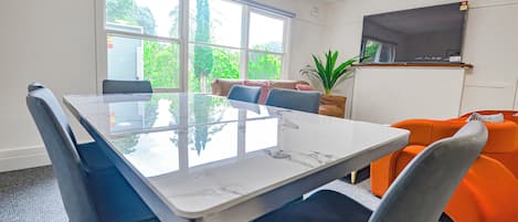 Hus Comfort - sjöutsikt | Restauranger
