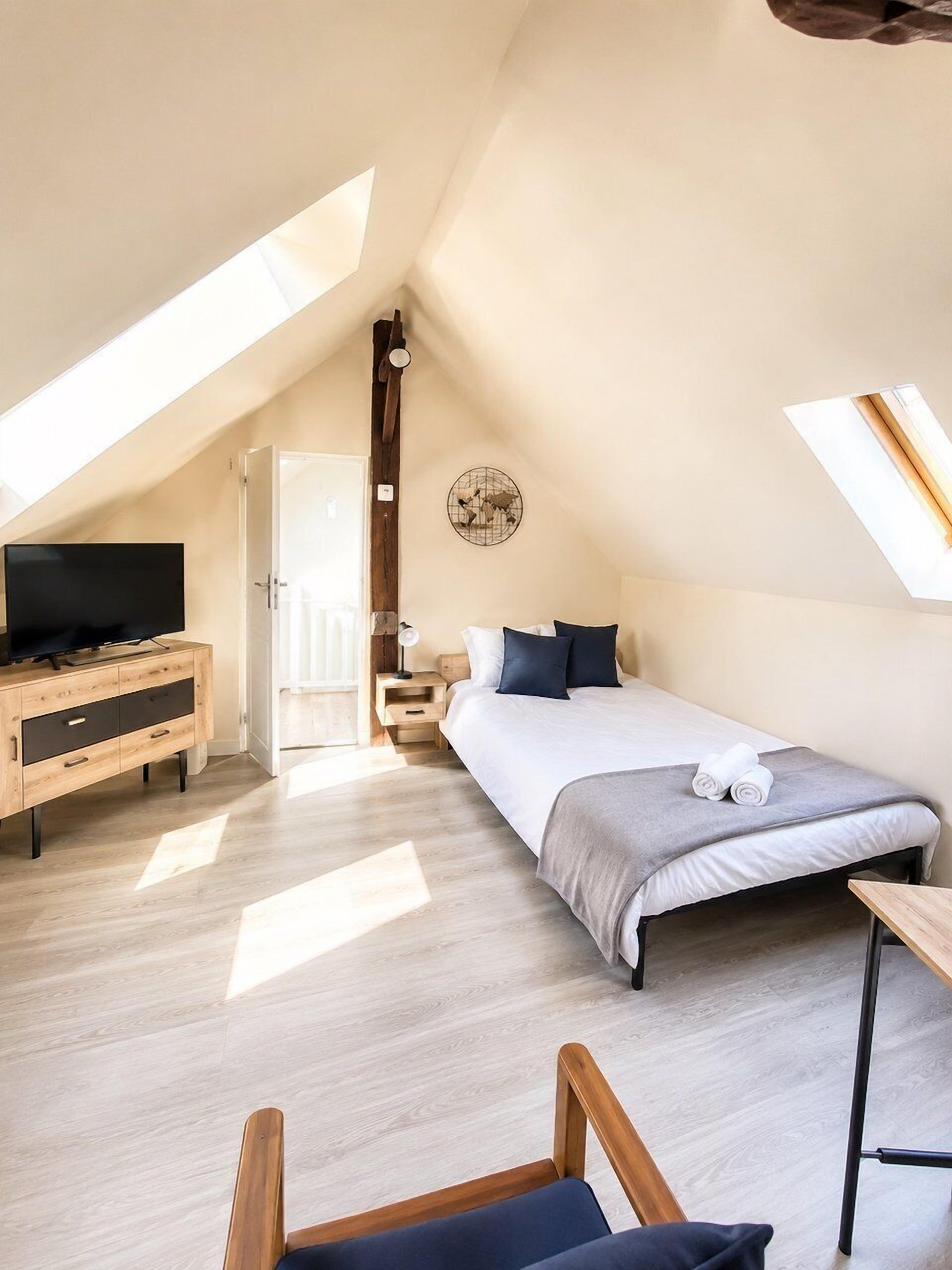 Bureau, literie fournie