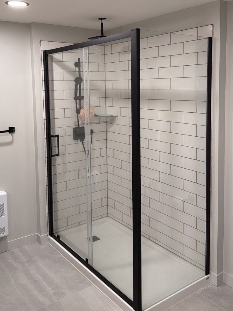 Douche, bidet, serviettes fournies, savon