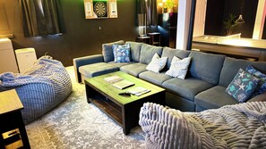 Ein Wohnzimmer mit einer Couch, einem Couchtisch und einer Decke.