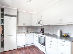 Wasserkocher mit Kaffee-/Teezubehör, Kühlschrank, Mikrowelle, Ofen