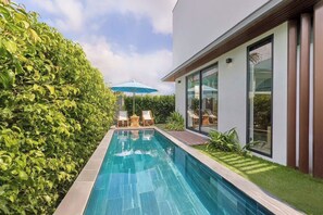 Outdoor pool, pool umbrellas, sun loungers - Casare On The Beach Villa (Phu Quoc)