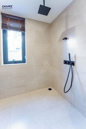 Villa, privézwembad, uitzicht op zwembad | Badkamer | Pantoffels