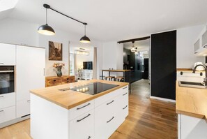 Een koelkast, een magnetron, een oven, een kookplaat