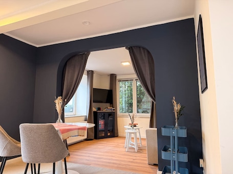 Dining. Royal Blue Residence – Elegant, Quiet & Exclusive