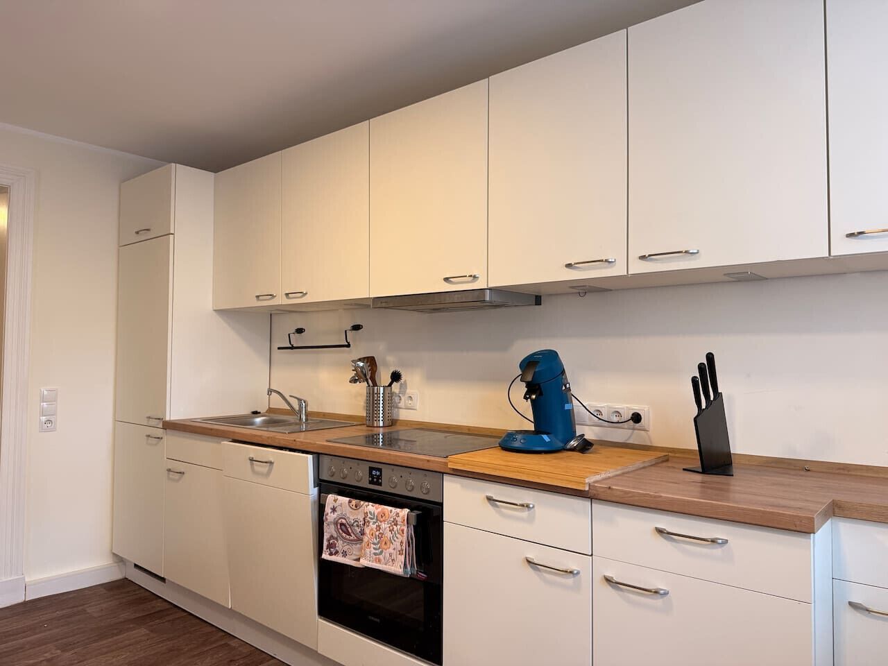 Fridge, oven, stovetop, coffee/tea maker