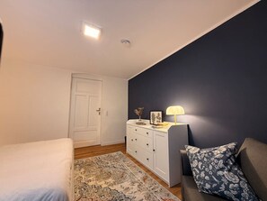 Escritorio, wifi y ropa de cama 
