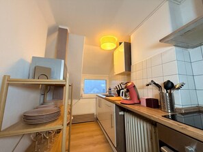 Kühlschrank, Ofen, Herdplatte, Kochgeschirr/Geschirr/Besteck