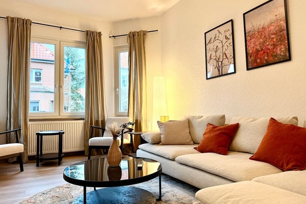 Peaceful 2BR Stay - lichtdurchfluteter Wohnbereich mit Garten-Feeling