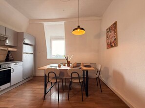 Kühlschrank, Ofen, Herdplatte, Wasserkocher mit Kaffee-/Teezubehör