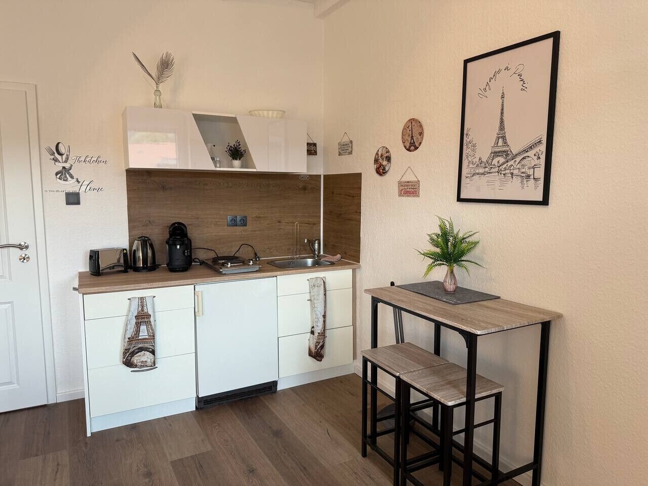 Wasserkocher mit Kaffee-/Teezubehör, Kühlschrank, Mikrowelle, Herdplatte