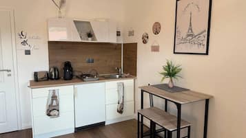 Wasserkocher mit Kaffee-/Teezubehör, Kühlschrank, Mikrowelle, Herdplatte