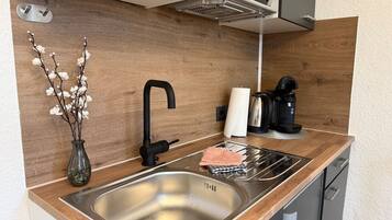 Kühlschrank, Mikrowelle, Wasserkocher mit Kaffee-/Teezubehör, Esstisch