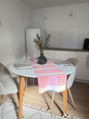 Dining - Cozy Studio Apartment & Terrace (Oldenburg)