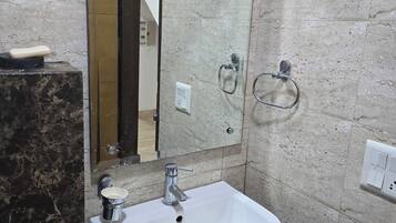Deluxe Double Room | Bathroom | Free toiletries, towels, soap, shampoo