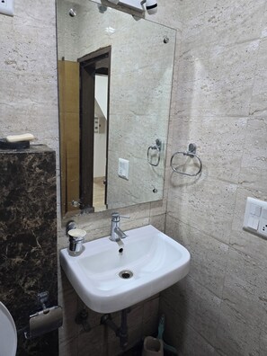 Kamar Double Deluks | Kamar mandi | Perlengkapan mandi gratis, handuk, sabun, dan sampo