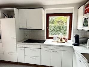 Fridge, microwave, oven, stovetop - Spacious & Bright Family Escape (Oldenburg)