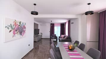 Deluxe Apartment, 3 Bedrooms, Air conditioning, Sea View | Interior