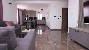 Deluxe Apartment, 3 Bedrooms, Air conditioning, Sea View | Living area