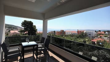 Deluxe Apartment, 3 Bedrooms, Air conditioning, Sea View | Outdoor dining