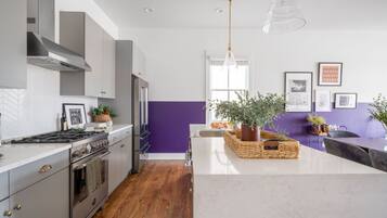 Fridge, microwave, stovetop, dishwasher