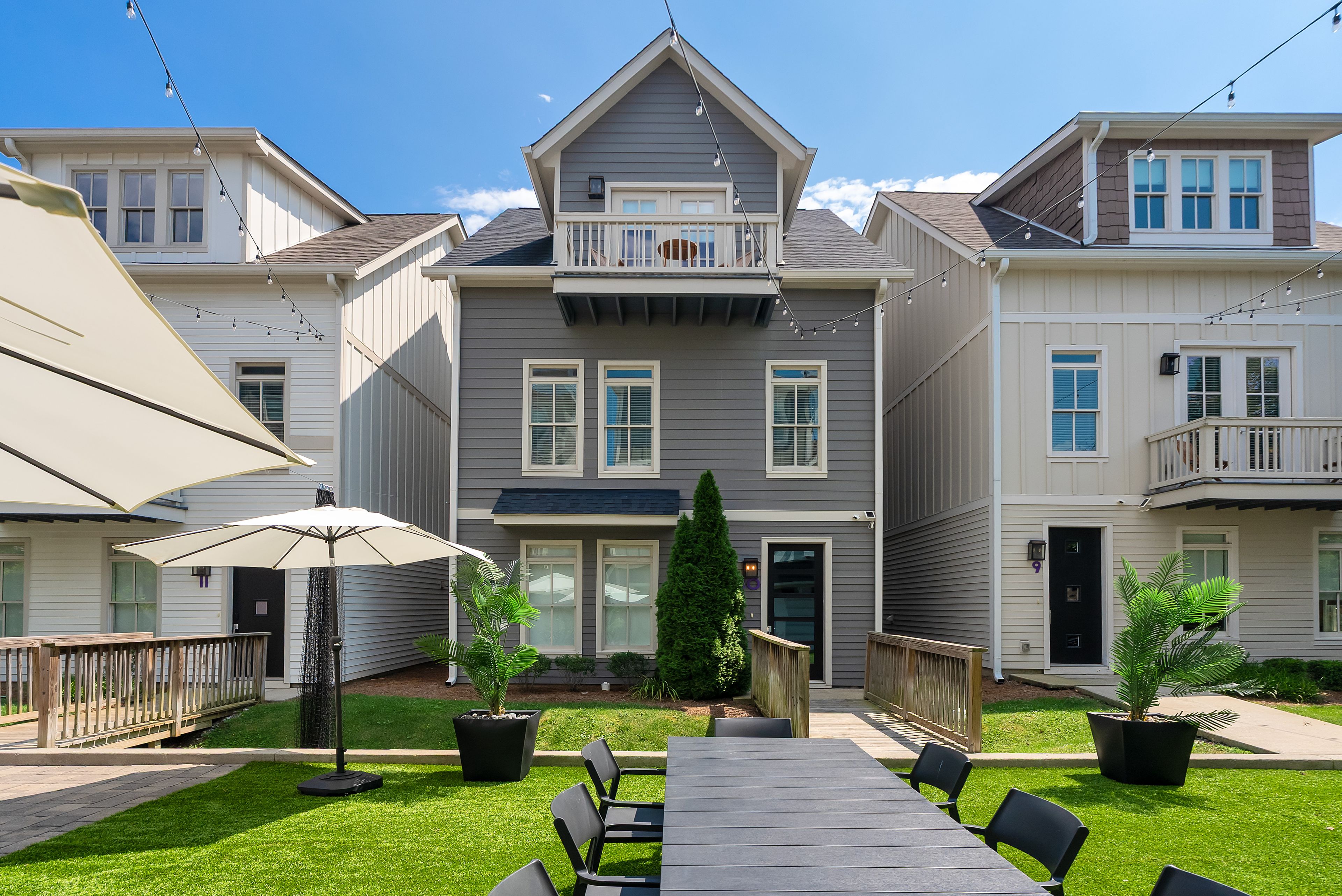 Un immeuble résidentiel à deux étages, doté d’un porche à l’avant, d’un petit balcon et d’une porte d’entrée bien visible.