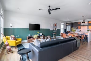 65 inci sebuah televisyen pintar dengan kabel 
