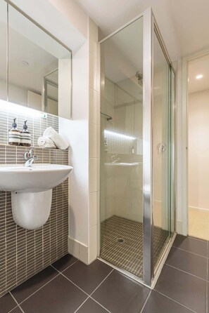 Shower, hair dryer, towels, shampoo - Luxuria Apartments - Degraves Place (Melbourne)