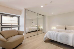 Iron/ironing board, WiFi, bed sheets - Luxuria Apartments - Degraves Place (Melbourne)