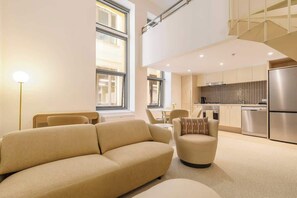 TV, offices - Luxuria Apartments - Degraves Place (Melbourne)