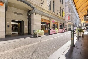 Exterior - Luxuria Apartments - Degraves Place (Melbourne)