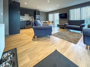A modern living room with a sofa, a coffee table, and a rug. - Bellstane Chalet - UKC9440 (Glasgow)