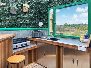 A compact kitchen with a gas stove, a toaster, and a sink. - 1 bedroom accommodation in Glasgow (Glasgow)