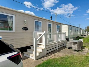 Outdoor dining - 3 bedroom accommodation in Towyn (Towyn)
