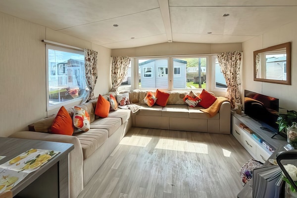 Open plan living space | 10 Winkups, Towyn