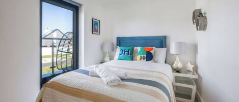 3 bedrooms, WiFi (free), bed sheets