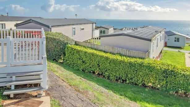 Eine Reihe von Mobilheimen mit Blick auf das Meer.
