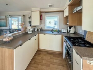 Private kitchen - 3 bedroom accommodation in Towyn (Towyn)