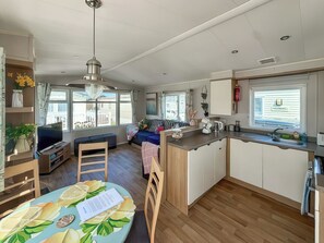 Living area - 3 bedroom accommodation in Towyn (Towyn)