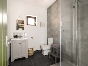 A bathroom with a toilet, sink, and shower. - 2 bedroom accommodation in Cardiff (Cardiff)