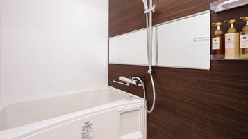 Un baño moderno con una bañera blanca, un panel de pared de madera y un estante con artículos de aseo.