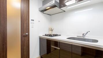 Apartment, 2 Double Beds, Non Smoking, Balcony | Private kitchen | Mini-fridge, microwave, stovetop, cookware/dishes/utensils