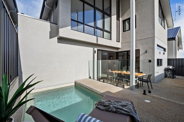A modern house with a swimming pool, a dining area, and a barbecue setup. - Stone River Villa 3 | Relaxed Stay | Heated Pool (Margaret River)