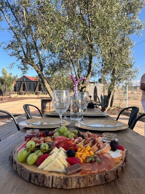 Outdoor dining - Serene 1-bedroom cabin with AC in charming Chula Vista (Chula Vista)