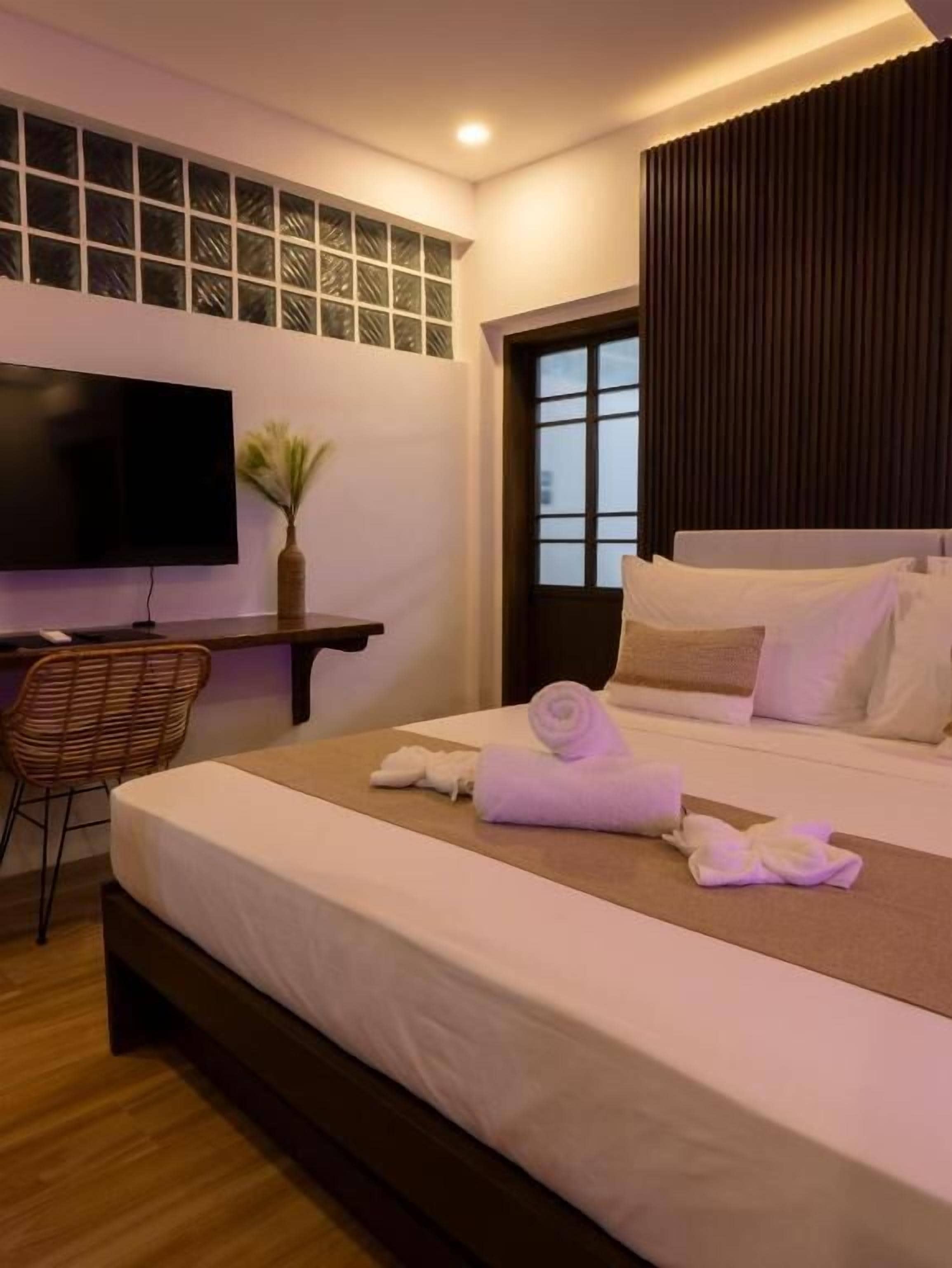 In-room safe, desk, laptop workspace, free WiFi