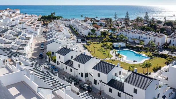 A coastal residential area with modern white buildings, a swimming pool, and a view of the sea. - Solmare, Coastal Comfort in Estepona (Estepona)
