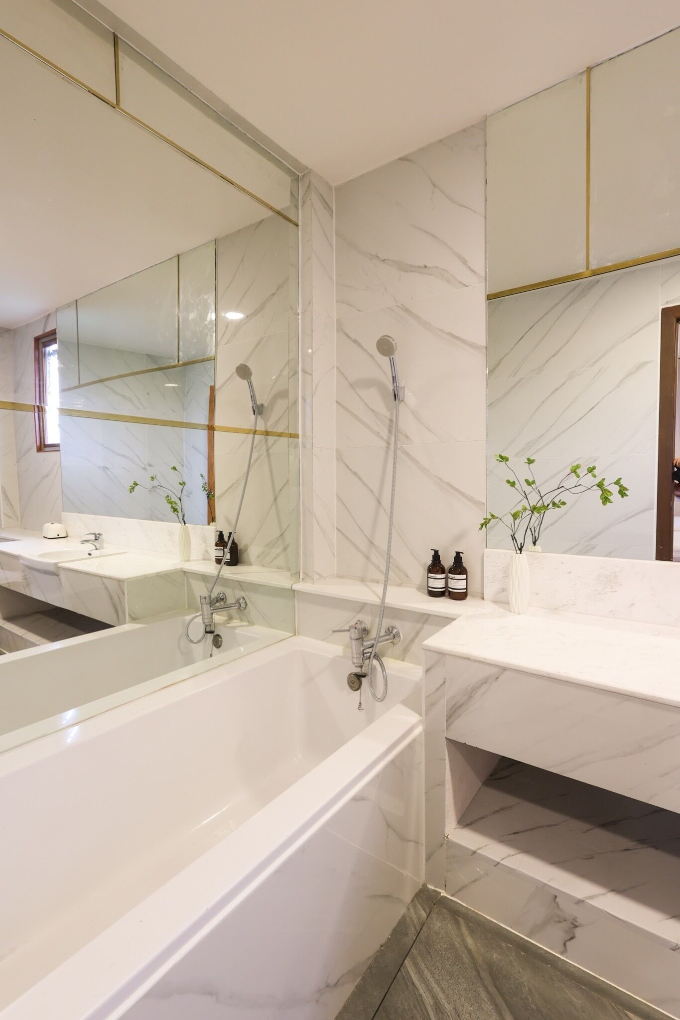 Regadera, secadora de cabello, toallas, papel de baño 